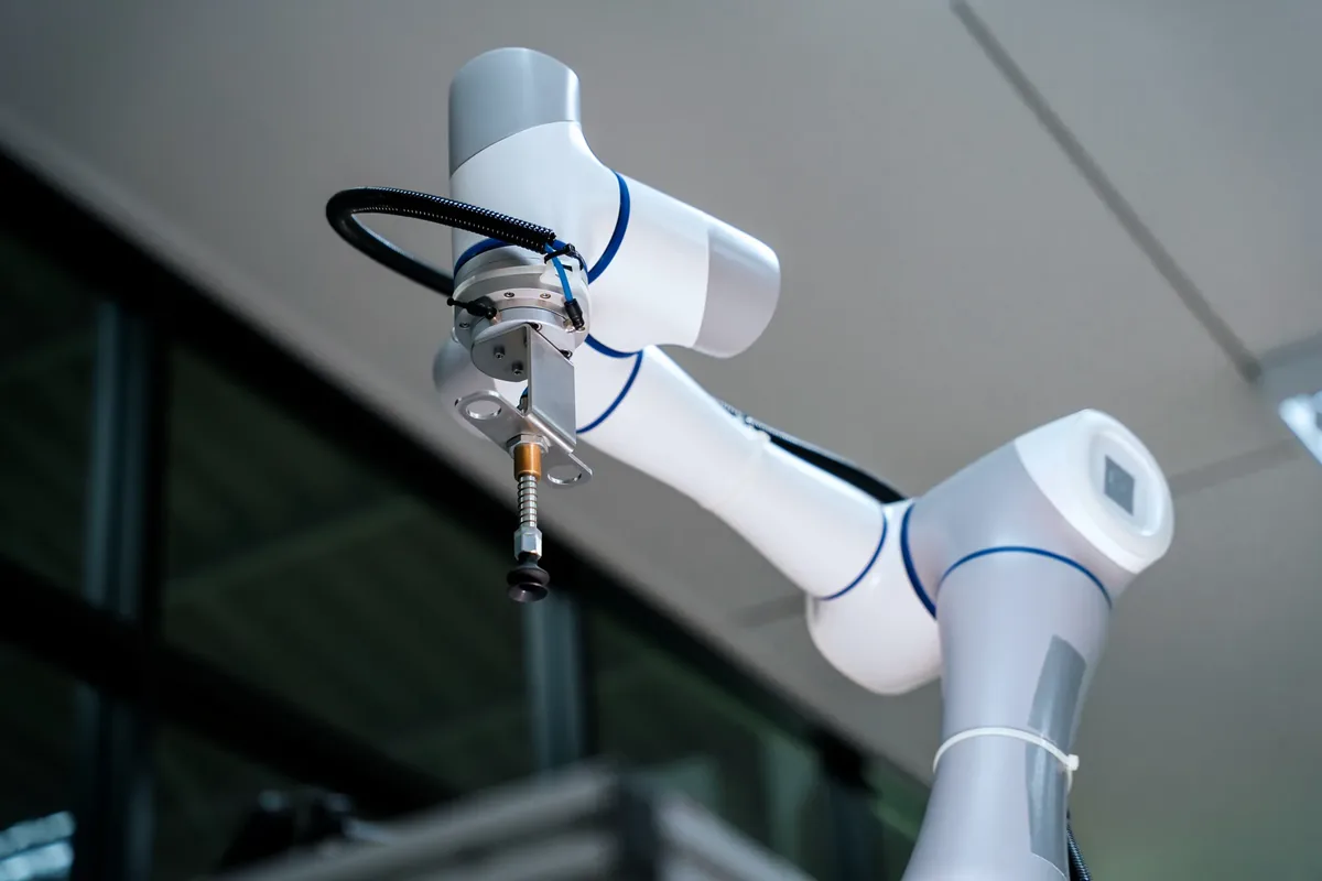 Collaborative robot arm with a suction gripper, a typical load case for joint torque sizing